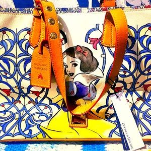 RARE 🍎🪞Disney Dooney and Bourke Snow White Tote 🍎🪞